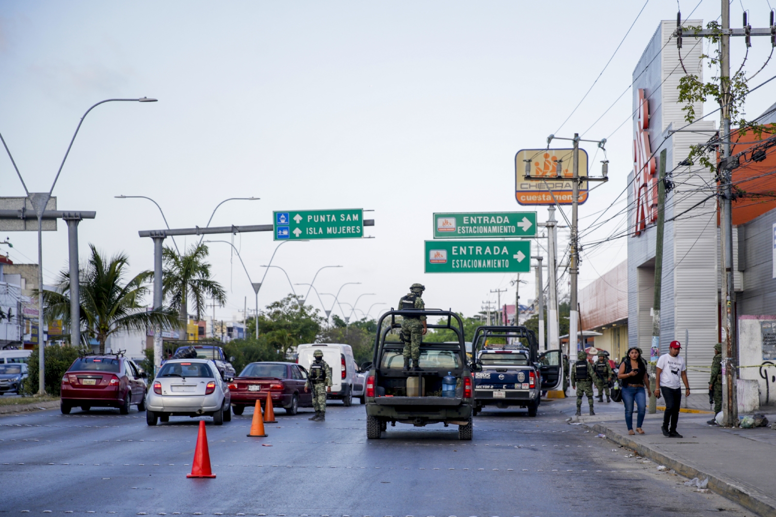 El cuerpo de un hombre fue desmembrado y arrojado en tres bolsas de basura dentro del estacionamiento de un Chedraui de Cancún