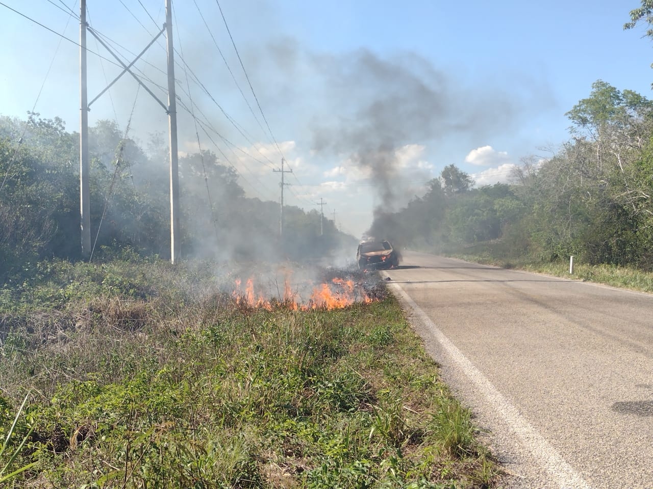 Vehículo se incendia y deja daños de más de 100 mp en carretera de Felipe Carrillo Puerto