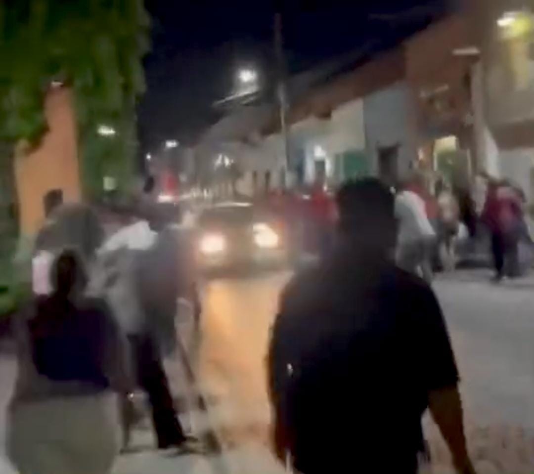 Feligreses son atropellados por hombre ebrio durante Procesión del Silencio en Puebla: VIDEO