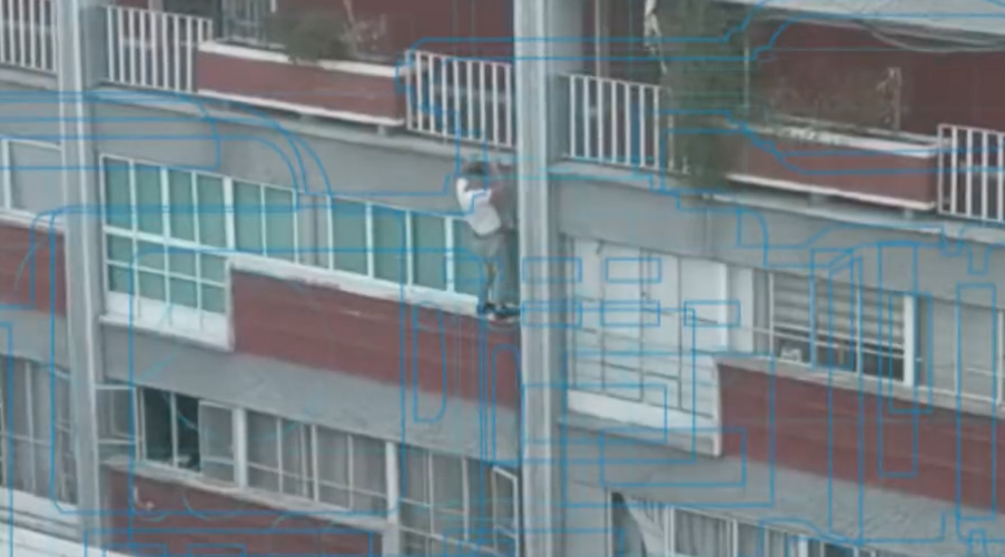 El momento exacto en que un hombre cae del cuarto piso de un edificio de CDMX: VIDEO