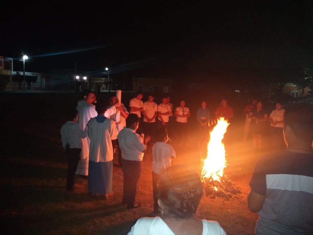 Esté sábado a las 22:00 horas, el párroco de la iglesia Juan Pablo Vera Novelo, bendijo el fuego nuevo, en el centro de la población