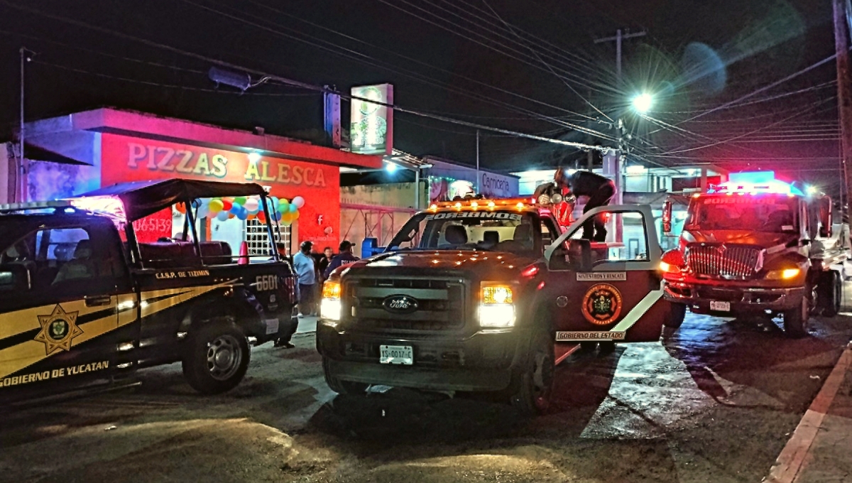 Bomberos lograron detener el incendio dentro de la pizzería