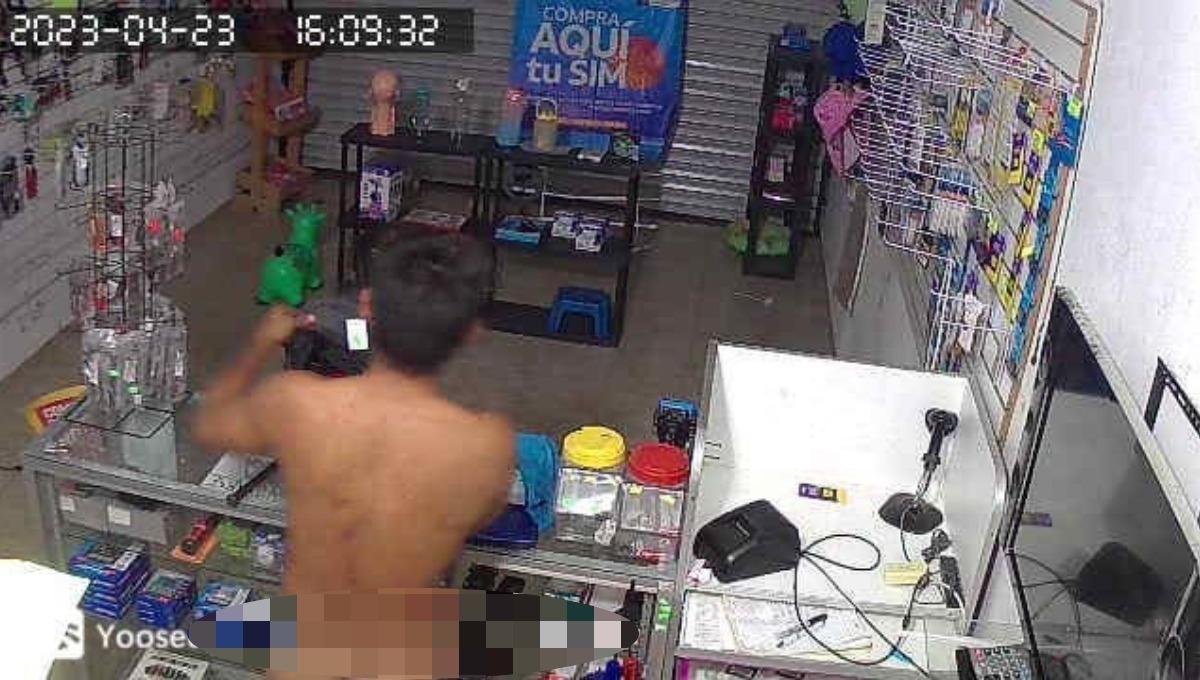 En un comercio de Seybaplaya un hombre fue captando robando desnudo