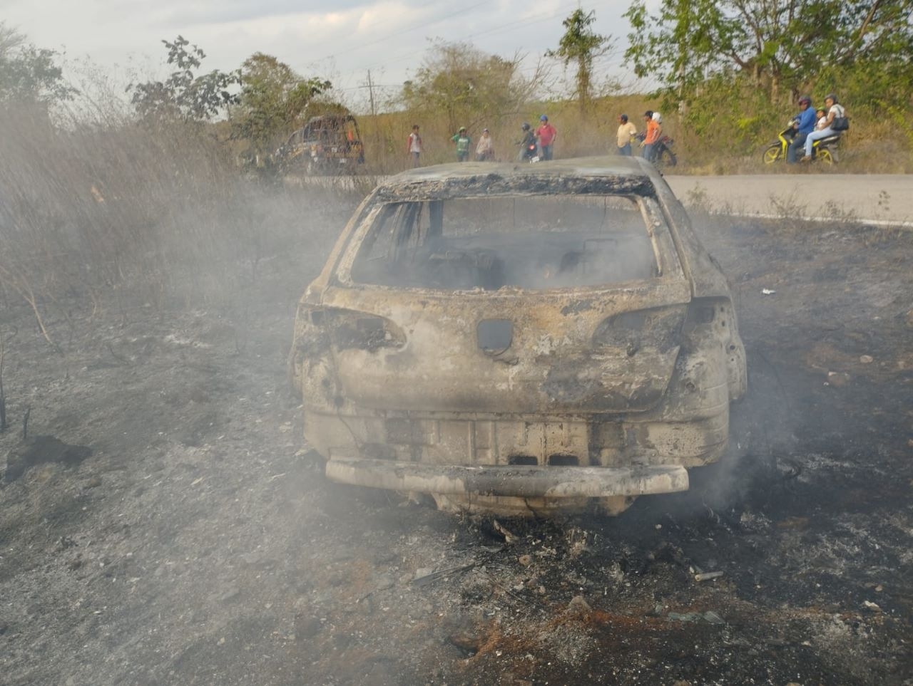 Auto queda chatarra tras incendiarse en la carretera Tizimín-Río Lagartos