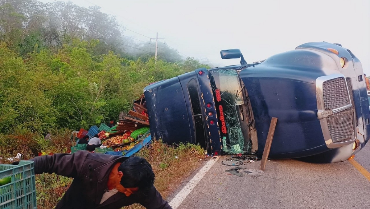 Rapiñan tráiler que volcó con varias toneladas de fruta en Felipe Carrillo Puerto