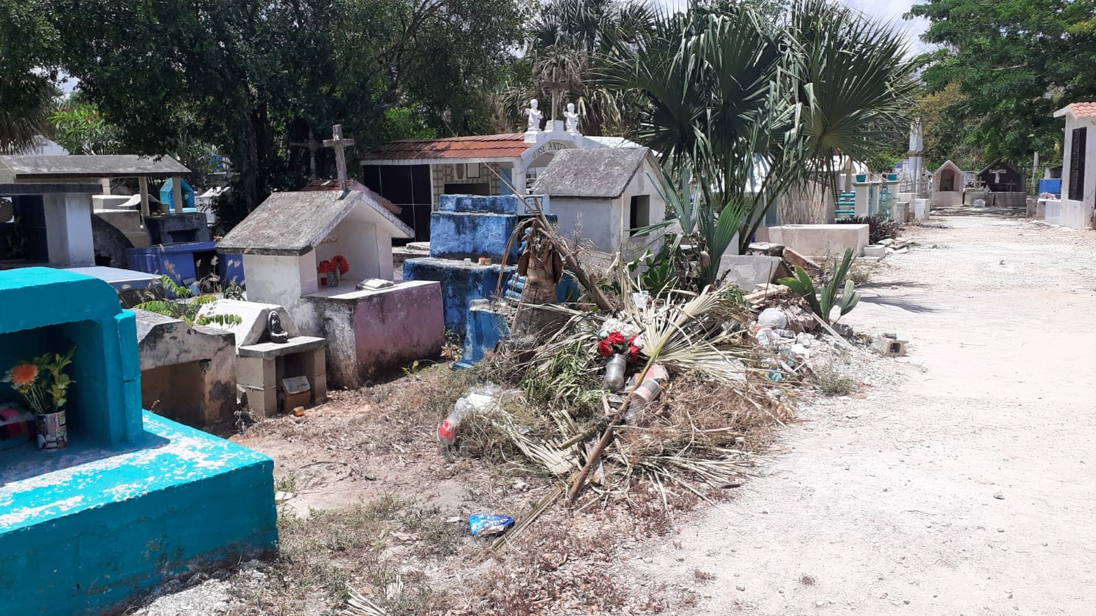 Acuden al cementerio por el Día de las Madres en José María Morelos; lo hallaron descuidado