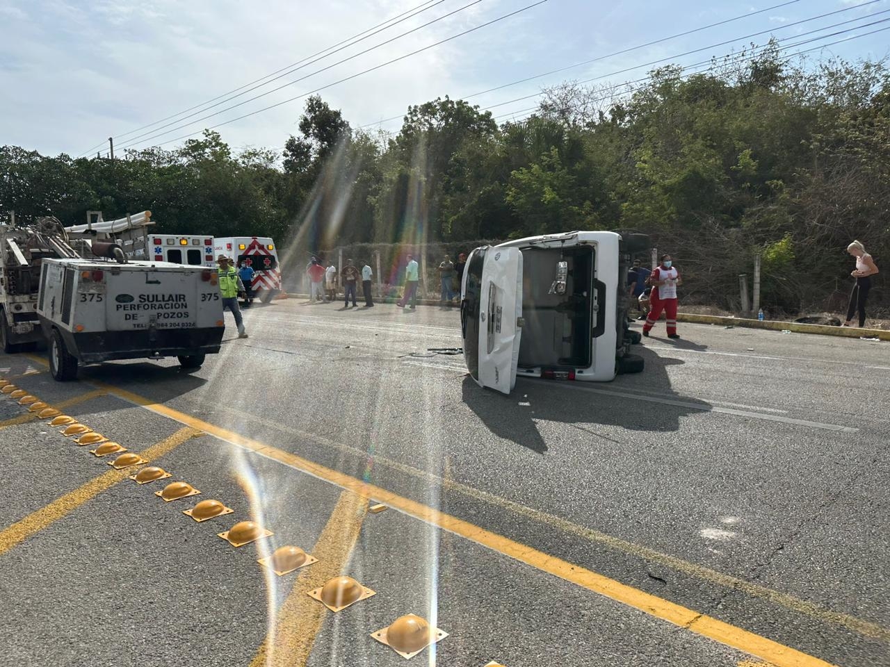 Van termina volcada en Playa del Carmen; 10 turistas resultan lesionados