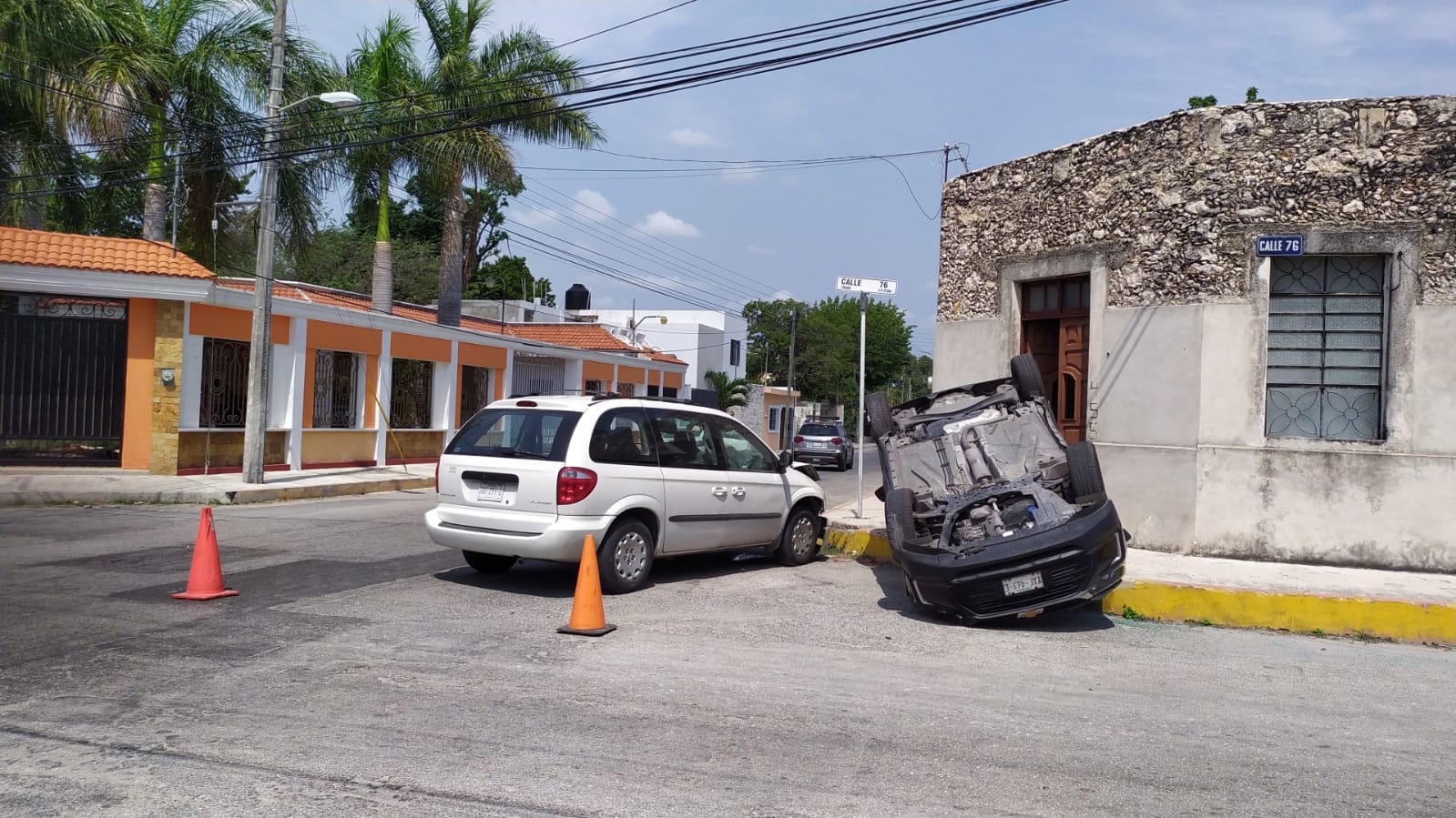 Se vuelca una camioneta en el Centro de Mérida; hay dos lesionados