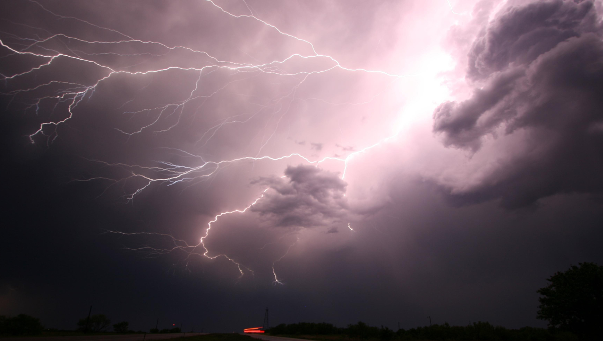 Las bolas de fuego se dieron en medio de una tormenta. Foto: especial