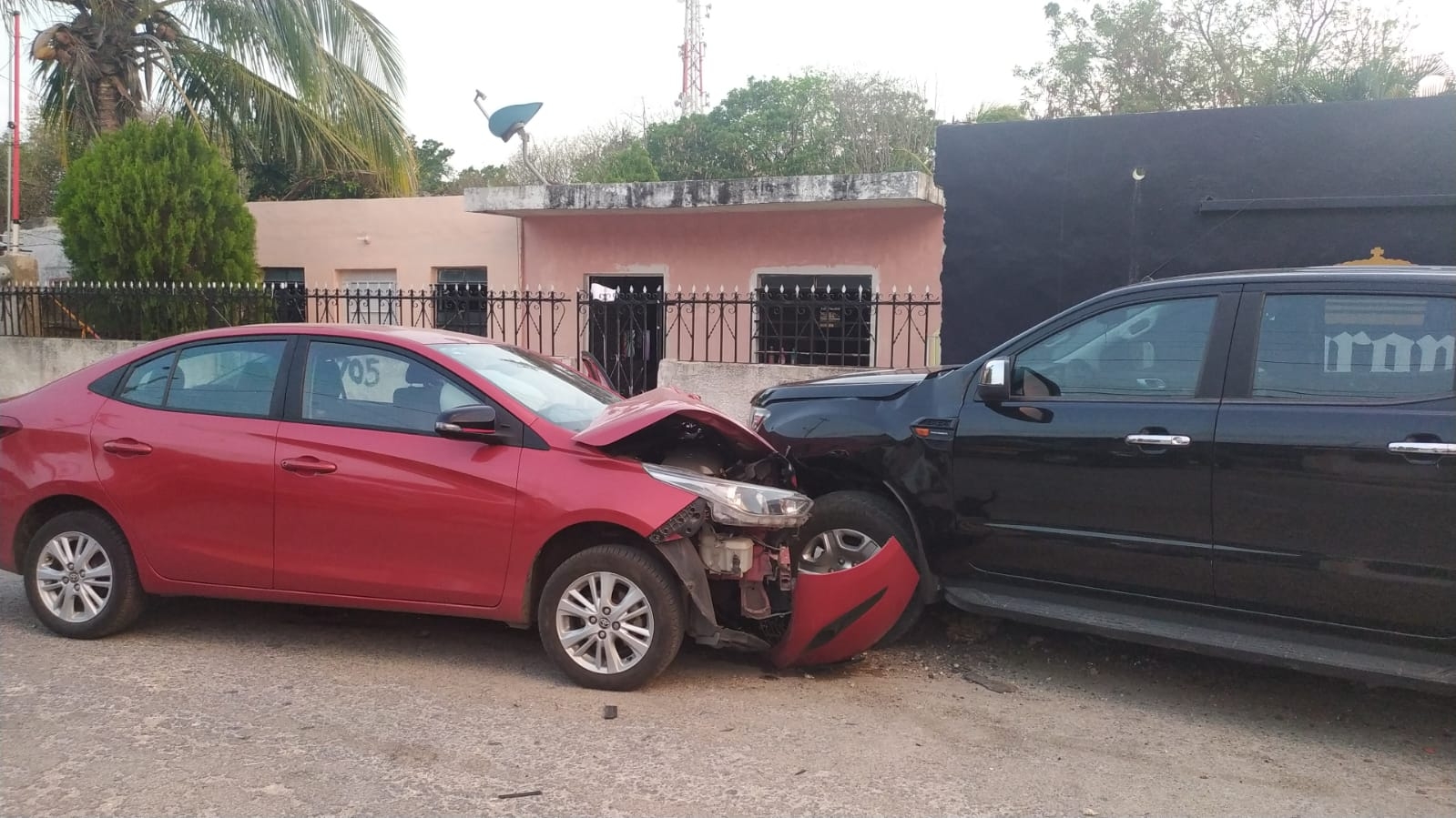 Por el impacto la camioneta se subió a la acera, la guiadora del Yaris iba con una menor, la cuál resultó lesionada en la cabeza.