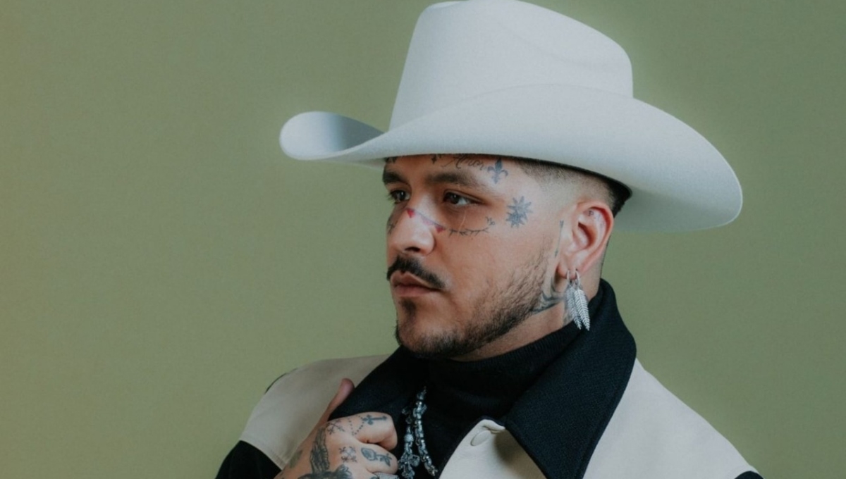 Christian Nodal sufre para borrarse los tatuajes del rostro