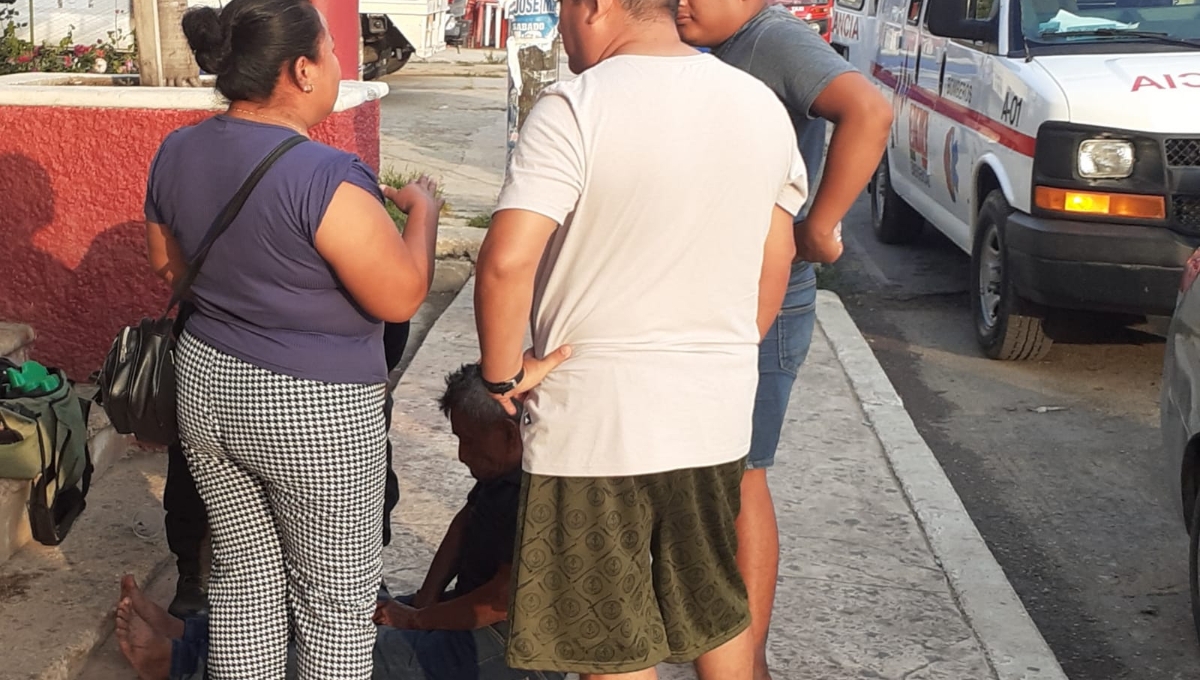 Abuelito se desmaya por un presunto golpe de calor en José María Morelos