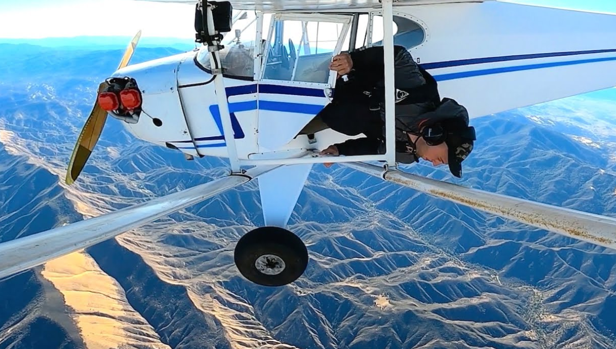 Saltó y estrelló su avioneta. Foto: Especial