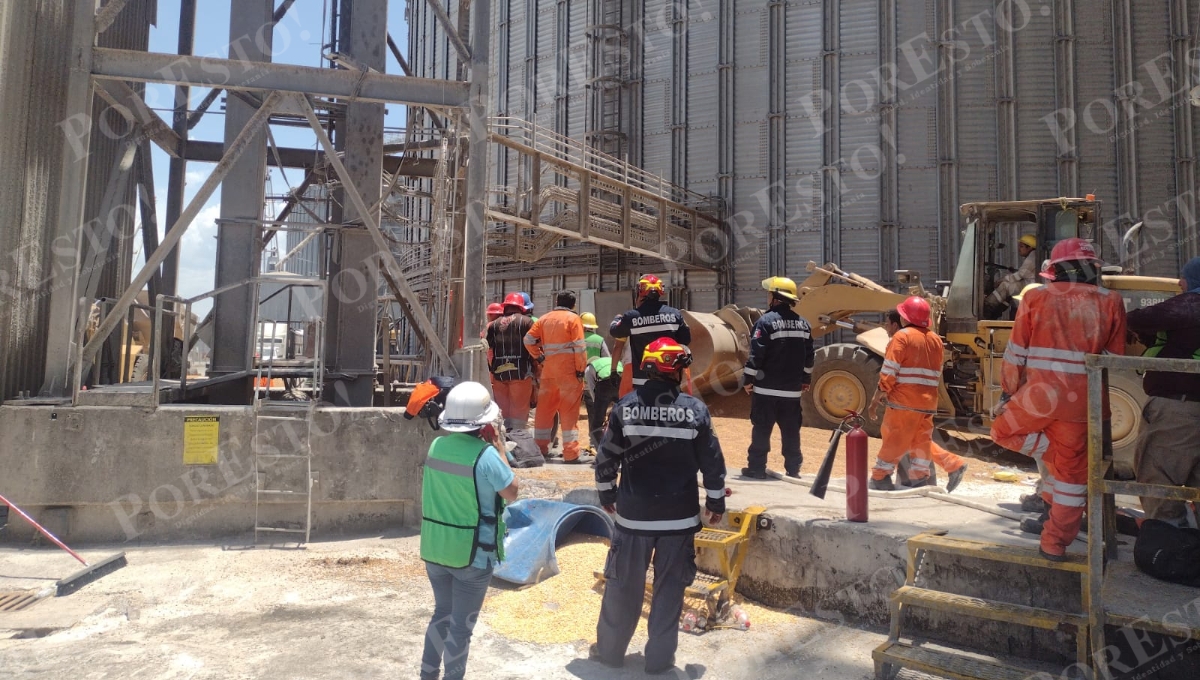 Trabajador queda atrapado entre dos toneladas de maíz en el muelle fiscal de Progreso