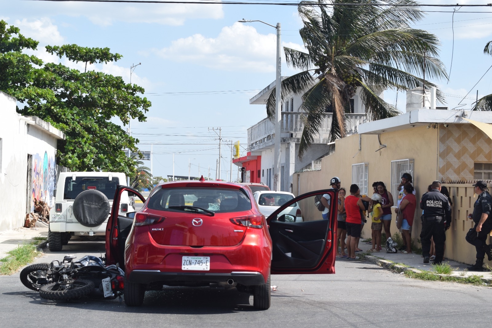 Motociclista sale 'volando' luego de chocar contra un automóvil en Progreso