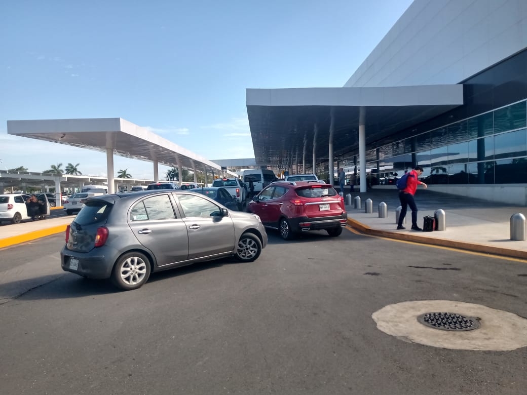 Retraso de VivaAerobús en el aeropuerto de Mérida causa tráfico vehicular