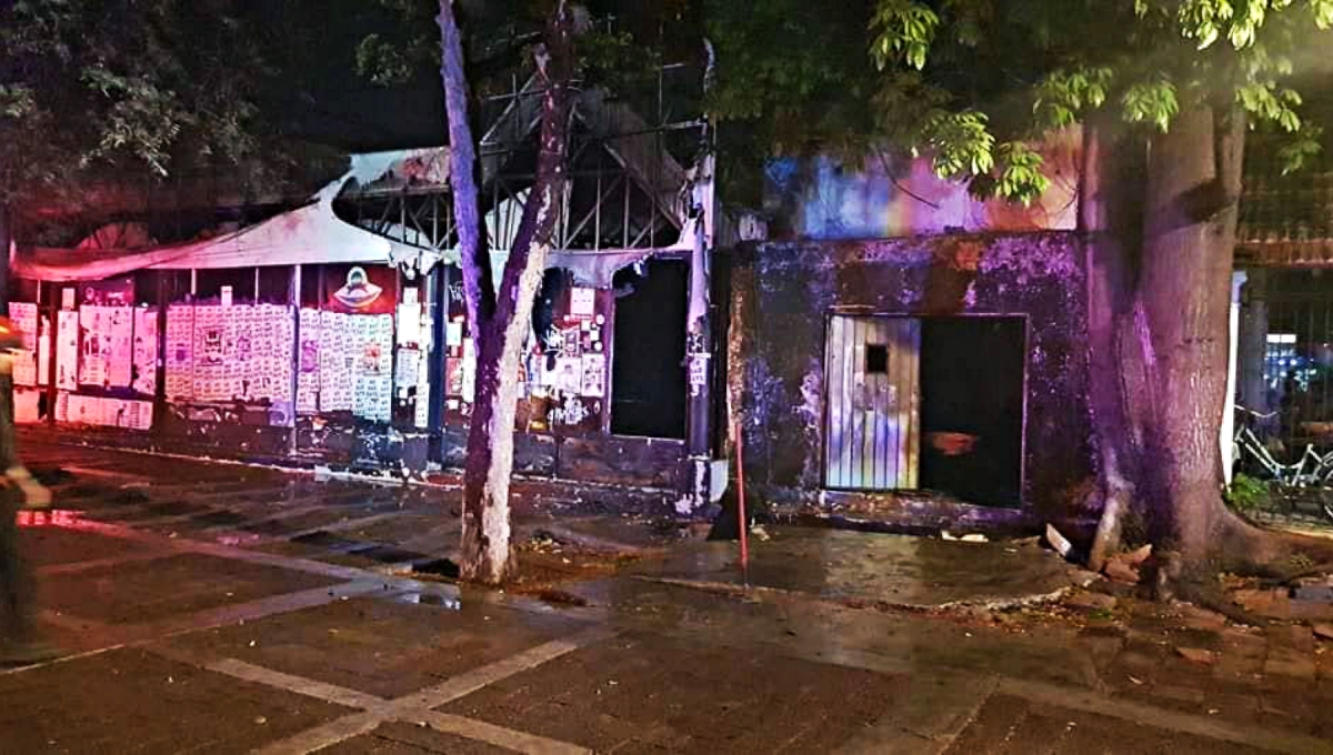 Fuego consume un edificio abandonado en Paseo de Montejo, en Mérida