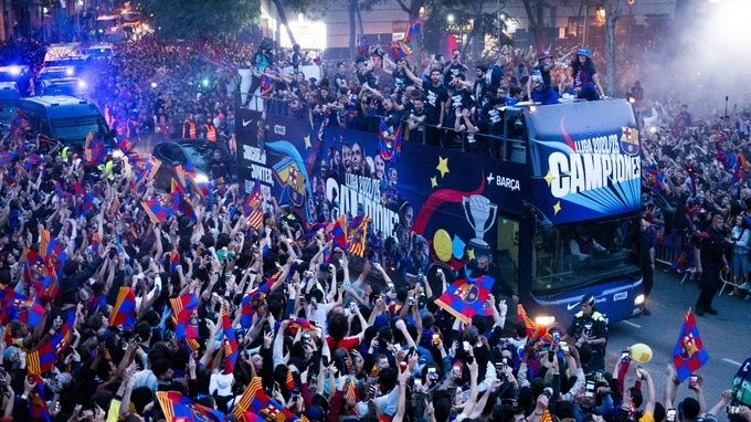 Aficionados del Barcelona corean el nombre de Messi durante la celebración de liga: VIDEO