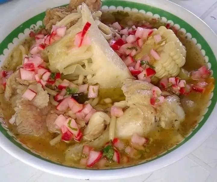 El puchero se acompaña con rábano, cilantro y cebolla picada