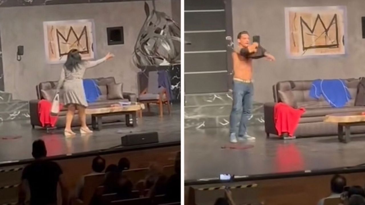 Mujer humilla a Cristian de la Fuente al lanzarle billetes al escenario durante obra de teatro: VIDEO