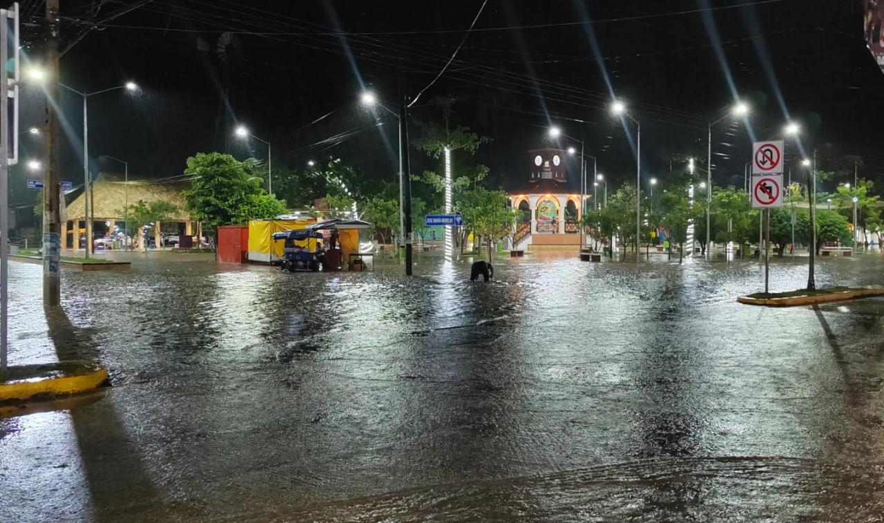 El agua rebasó en nivel del empaquetado de las calles y se metió al parque principal