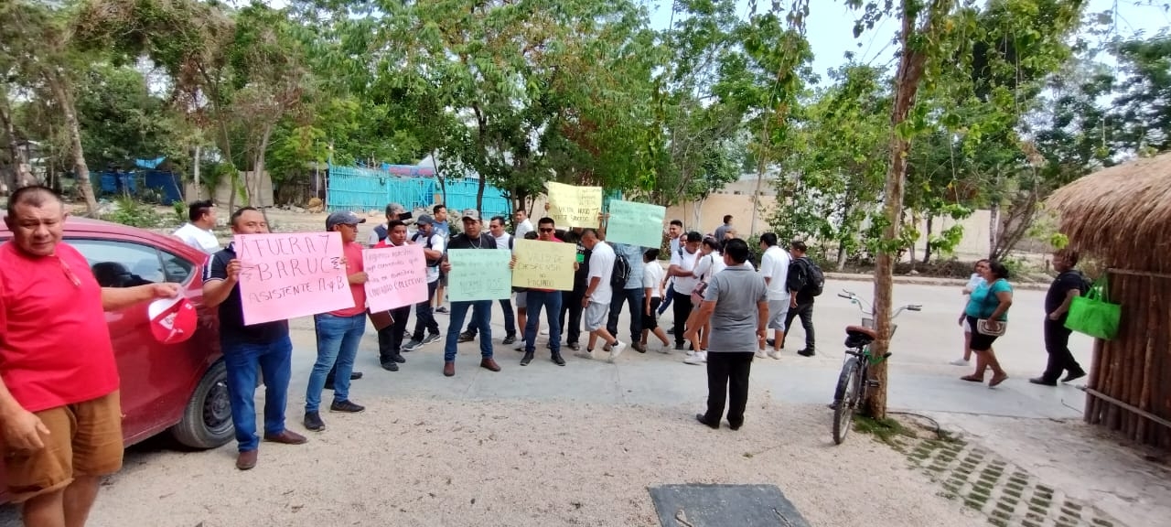 Empleados del hotel Rumba en Tulum se manifiestan exigiendo el pago de sueldos