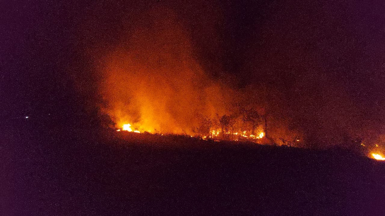 Fuerte incendio en la carretera Escárcega-Champotón pone en riesgo a automovilistas