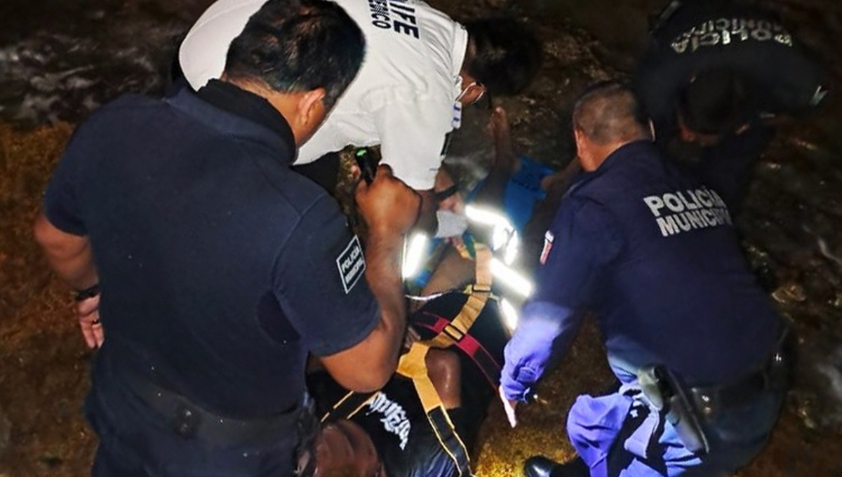 Policía de Cozumel salva a hombre que se encontraba flotando inconsciente en la playa