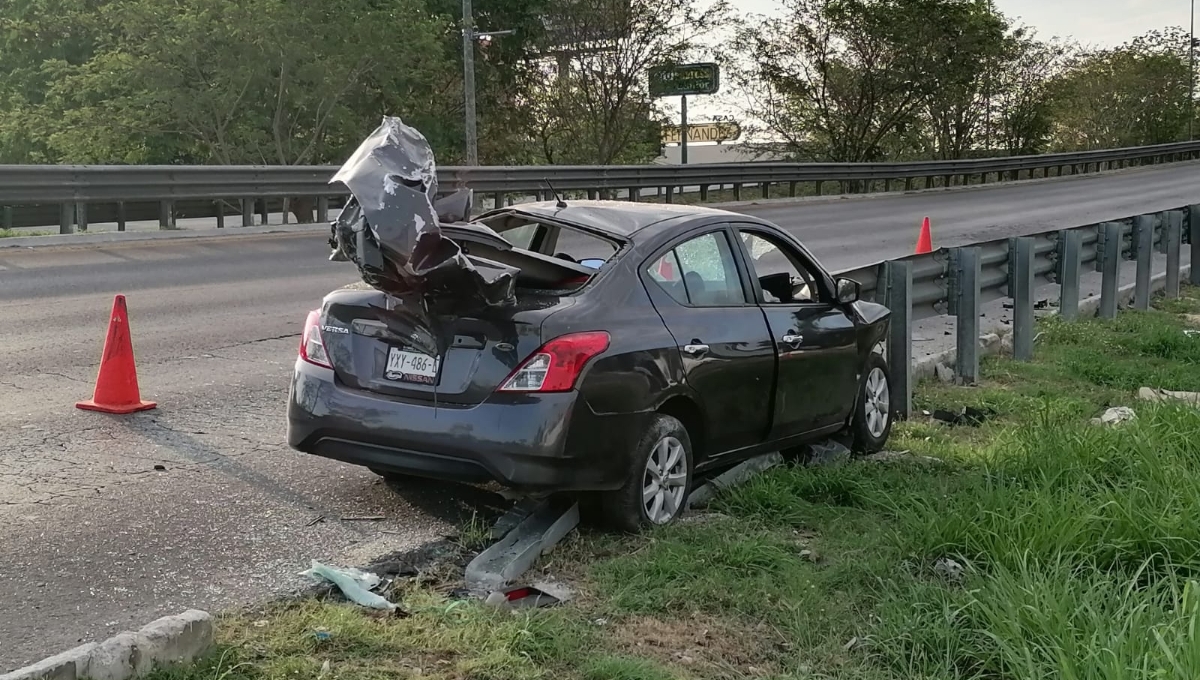 Conductor 'parte a la mitad' su auto en el Periférico de Mérida