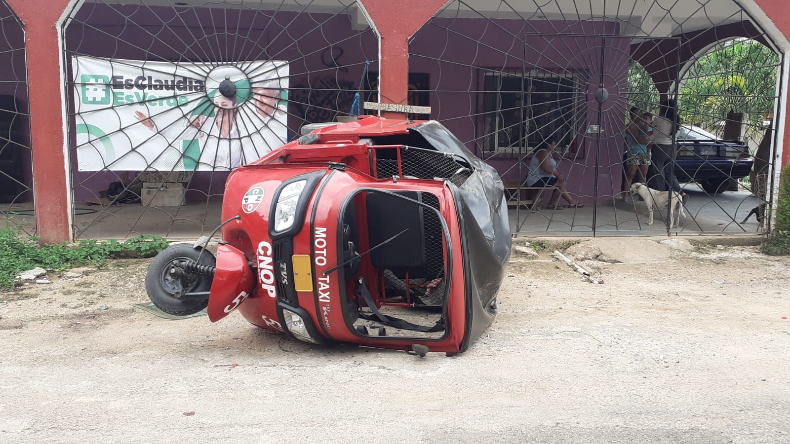 En José María Morelos, conductor causa la volcadura de un mototaxi