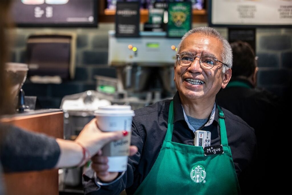 Starbucks ofrece puestos de baristas y preparadores de bebidas