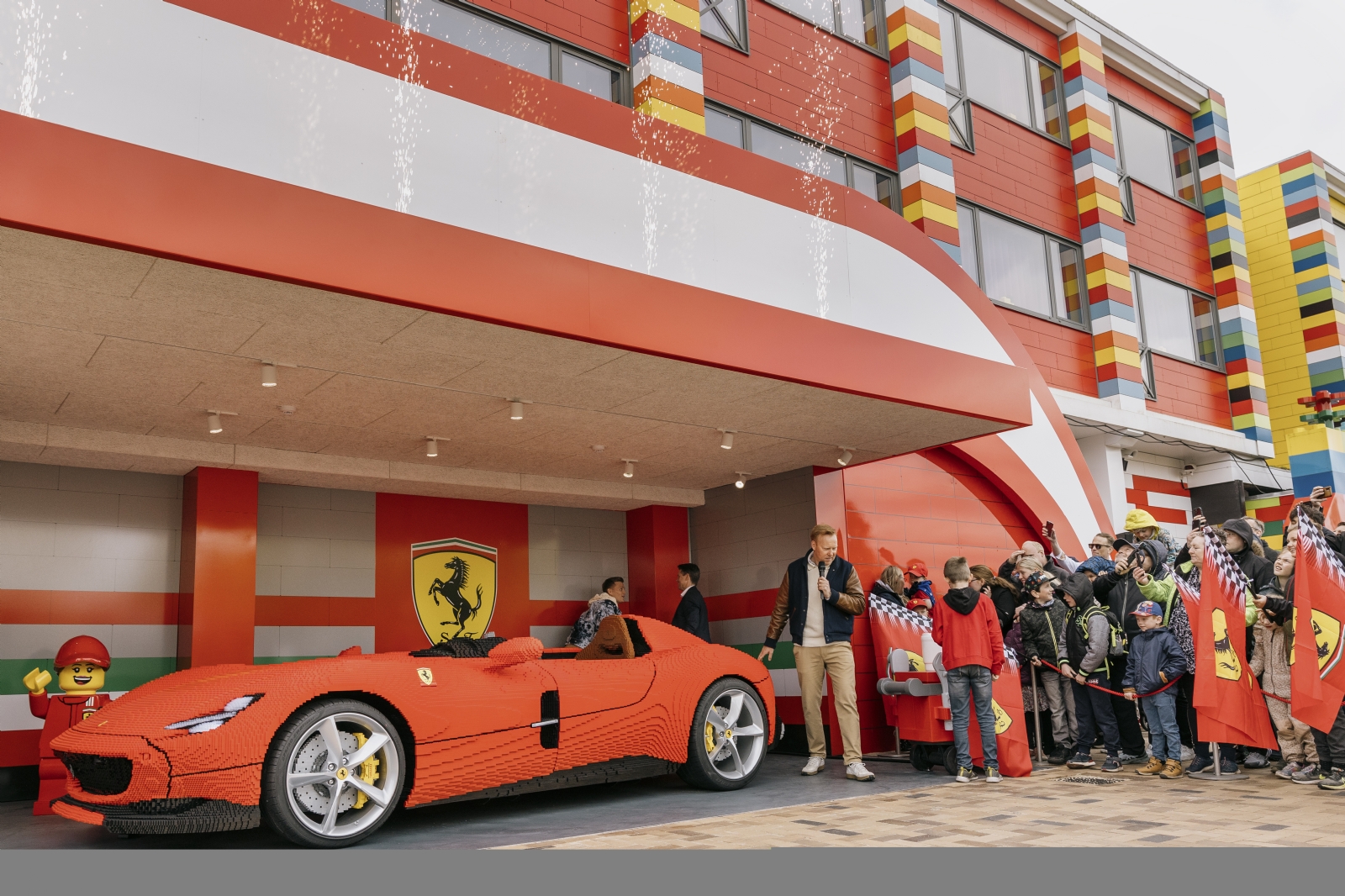 Construyen un Ferrari de Lego, de tamaño real, en República Checa