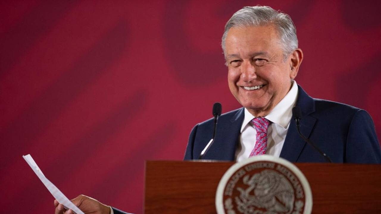 AMLO presume encuestas de aprobación de su gobierno en la mañanera