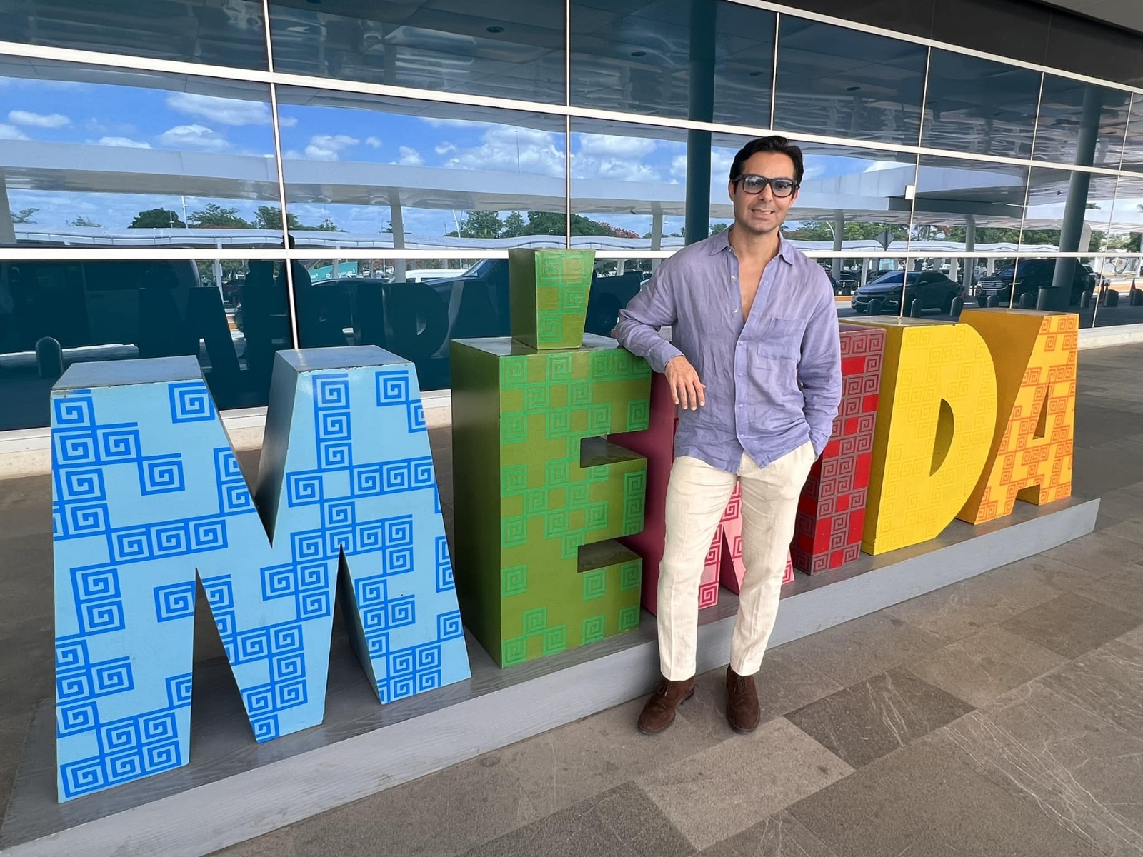 Ernesto D'Alessio llega a Mérida previo al concierto junto a la 'Leona Dormida'