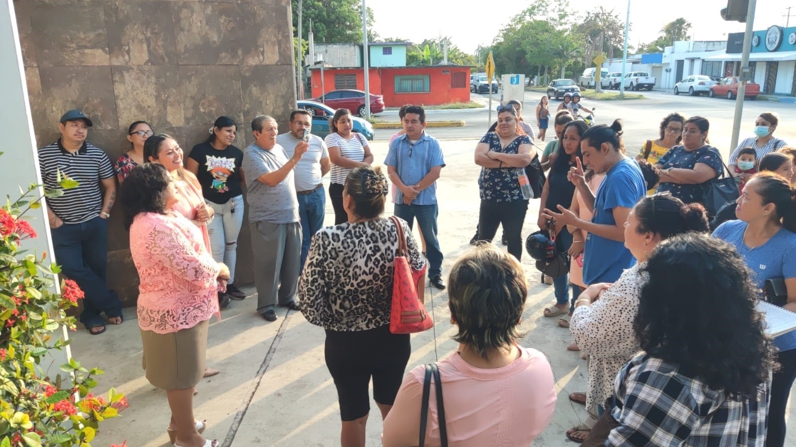 Jubilación de maestro en Chetumal causa molestía de padres de familia