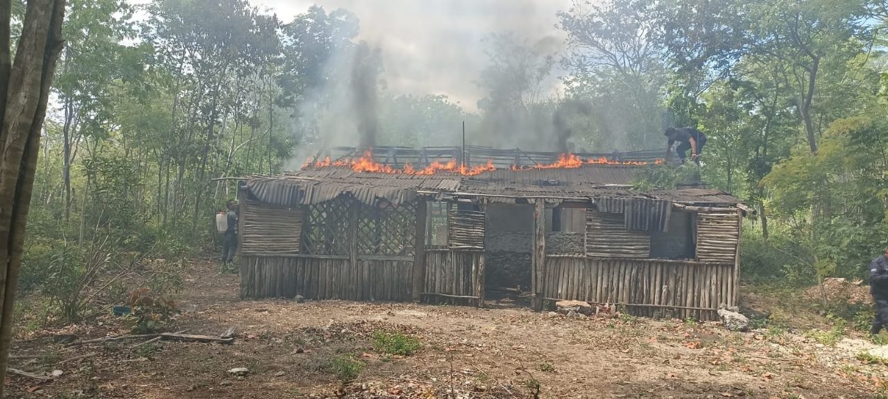 Incendio consume el techo de un casa de madera en Tizimín