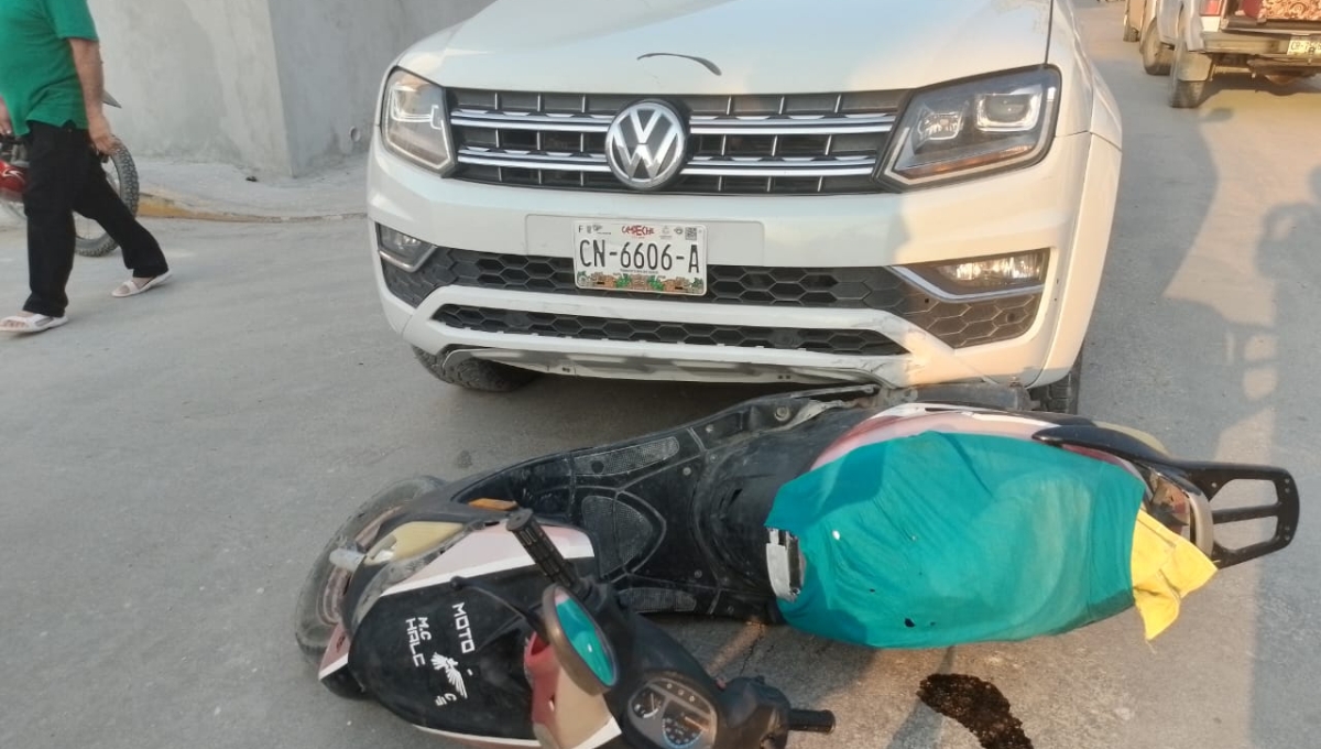 Motociclista choca contra camioneta en Escárcega y termina con fracturas en el cuerpo