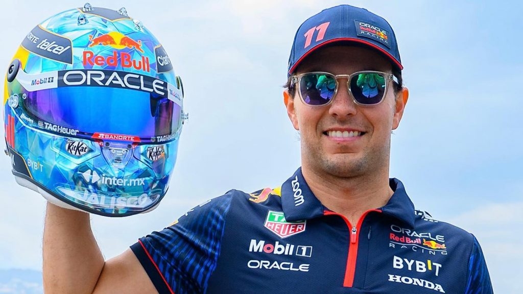 El piloto mexicano de Red Bull Racing invitó a Bad Bunny para presentar el casco con el que correrá en el Gran Premio de Mónaco de F1