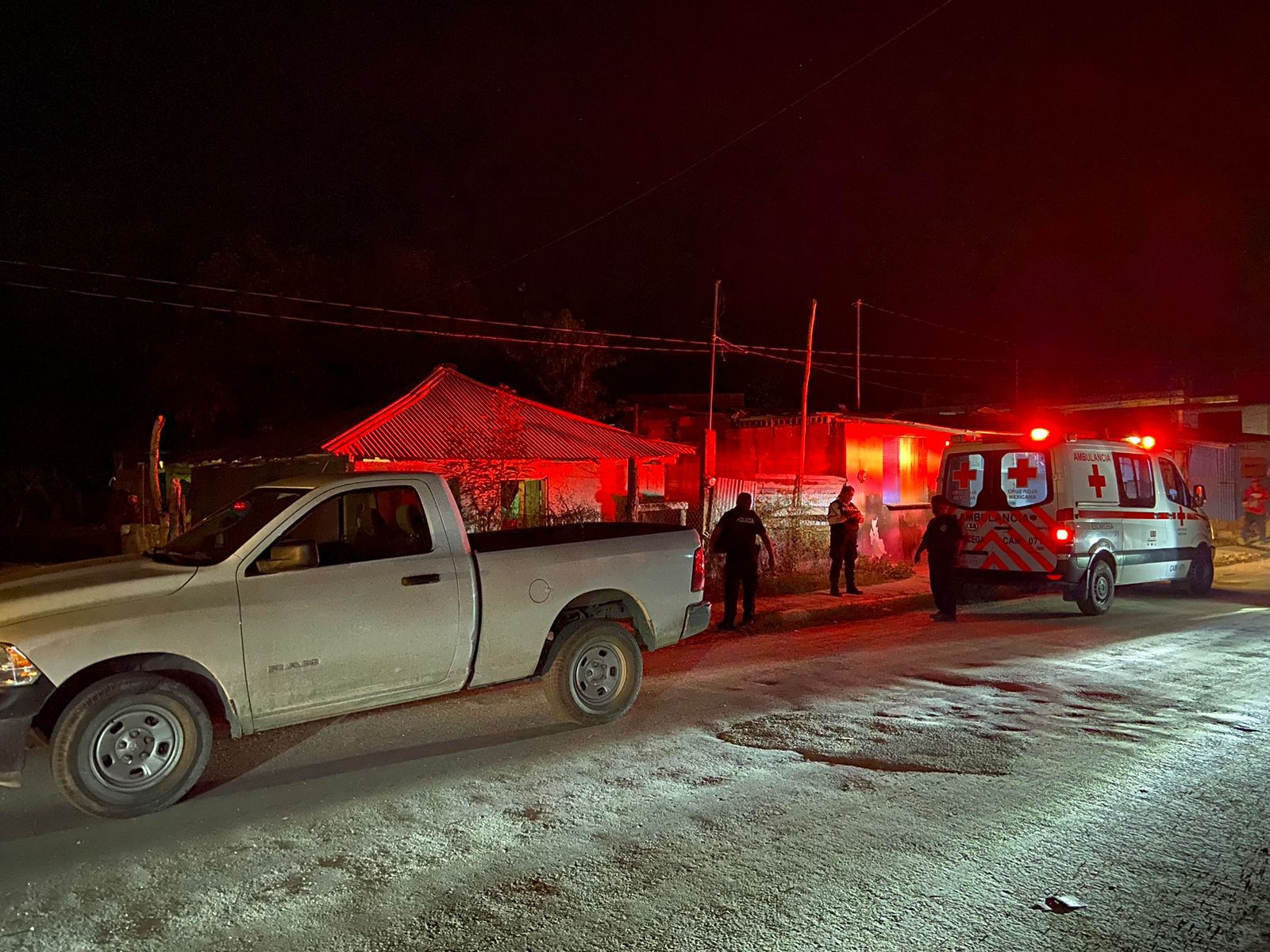 Logró refugiarse en su domicilio, donde fue atendido por personal de Urgencias Médicas de la cruz roja