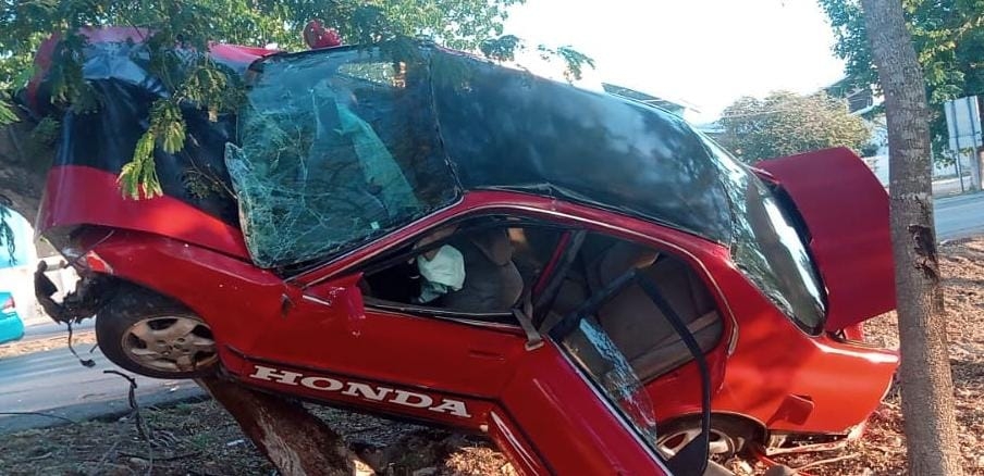 El conductor dormitó al volante y se salió de la carretera