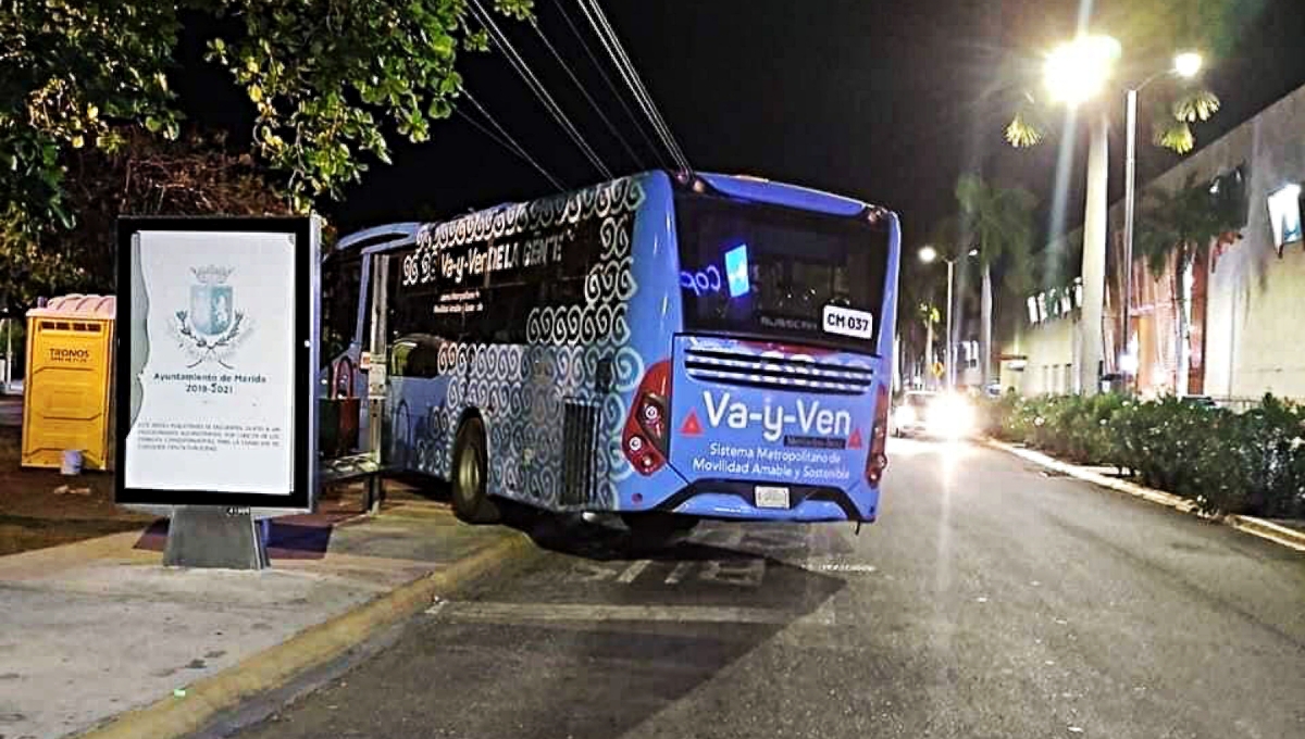 Camión del Circuito Metropolitano termina en sentido contrario frente a Gran Plaza de Mérida