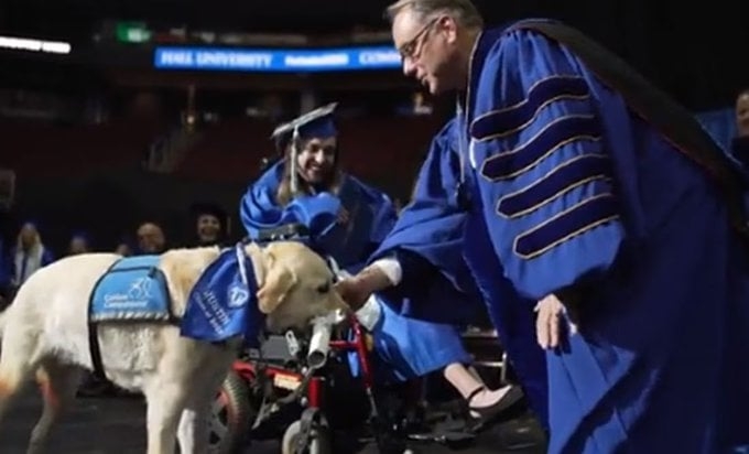 Después de que Justin recibiera el diploma, el propio Nyre agitó triunfalmente las manos en el aire y la multitud enloqueció.