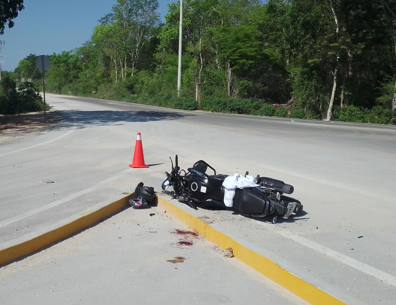 Motociclista pierde el control y derrapa en el tramo Ticuch-Chemax