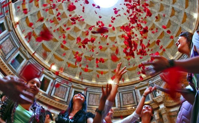 Llueven miles de pétalos de rosa en el Panteón de Roma