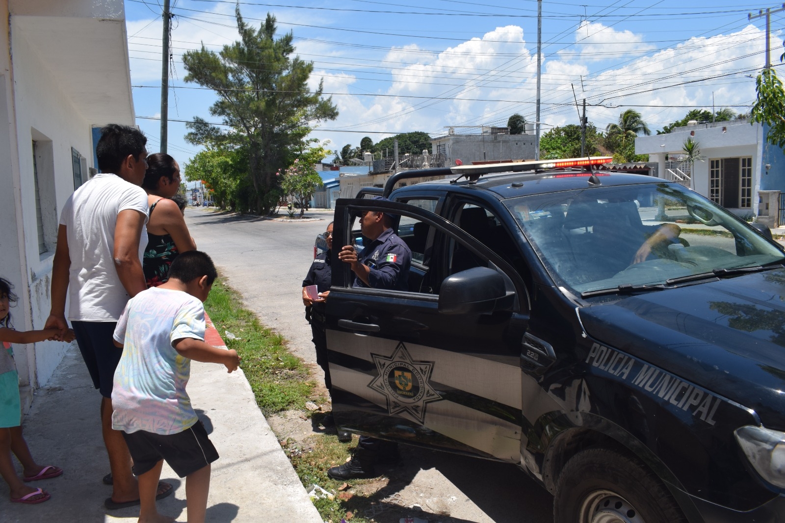 Policías se llevan a vecino que aterrorizó a familia de Progreso