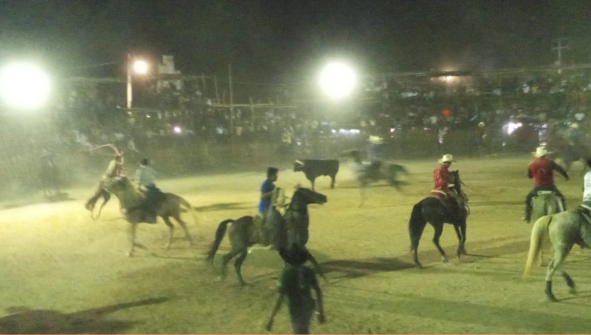 Fiesta tradicional de Baca termina con pleitos entre vaqueros y caballos destripados