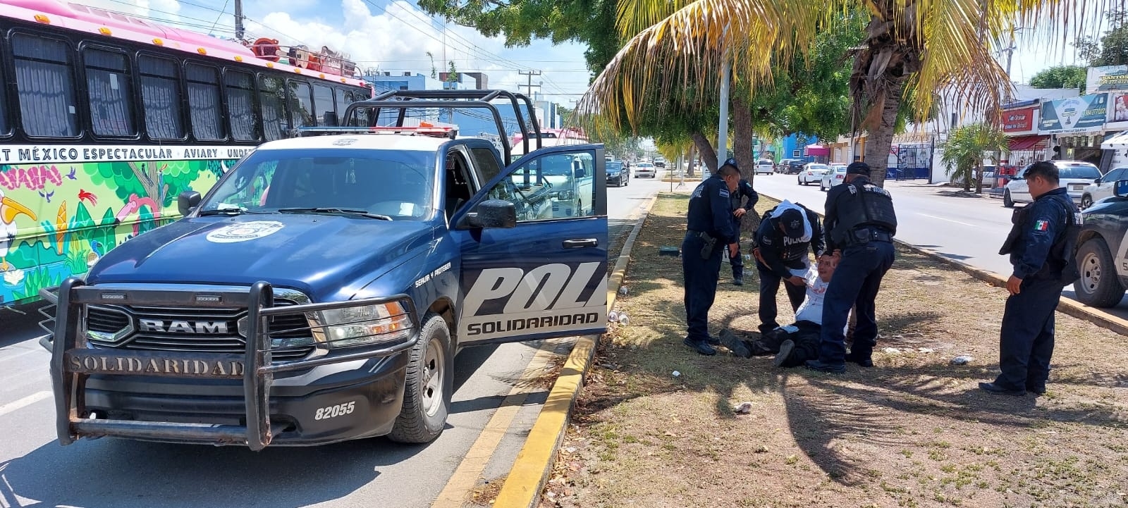 Hallan a ebrio golpeado y abandonado en un camellón de Playa del Carmen