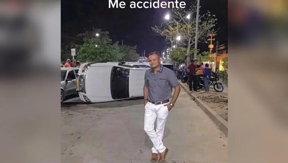 Conductor vuelca su auto y se hace viral tras posar feliz frente al accidente