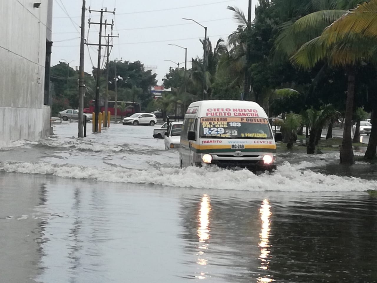 ¡Cancún continúa 'bajo el agua'! se registran fuertes lluvias y caída de granizo este martes