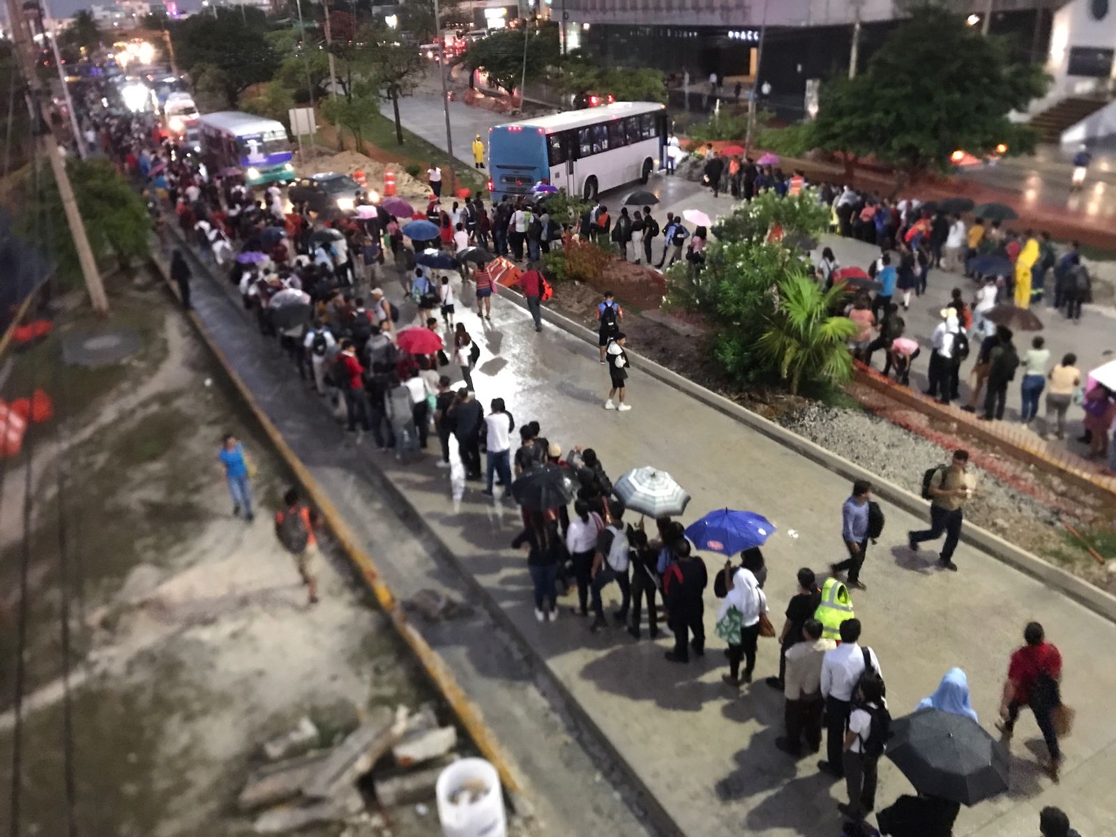 Lluvia causa caos en Cancún; trabajadores hacen largas filas para subir a un camión